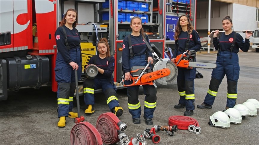 Antalya’da kadın itfaiyeciler, eğitimde gösterdikleri performanslarıyla göz doldurdu