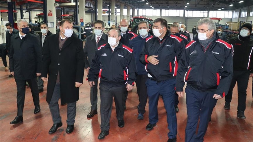 Bakan Varank Sakarya’da traktör fabrikasını ziyaret etti