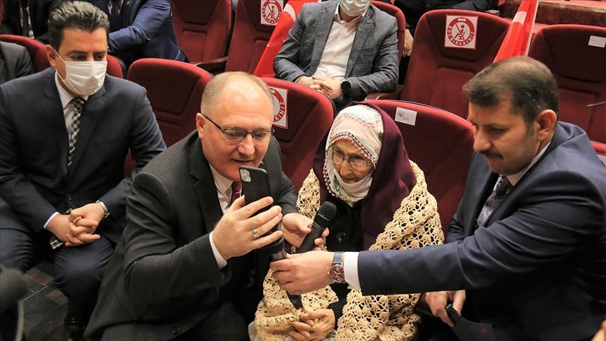 Okuldaki İstiklal Marşı törenine katılarak gündeme gelen Sivaslı Fermude nine Bakan Selçuk ile görüntülü görüştü