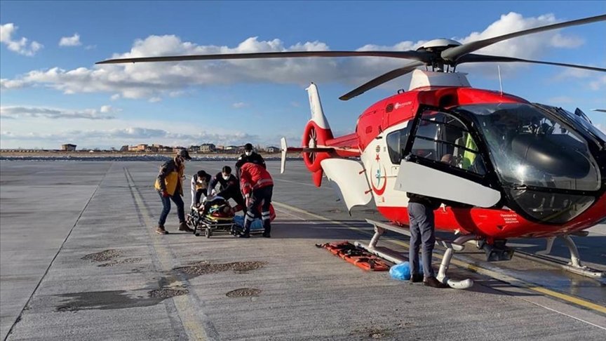 Van’da kar nedeniyle yolu kapalı mezradaki hastaya ambulans helikopterle ulaşıldı
