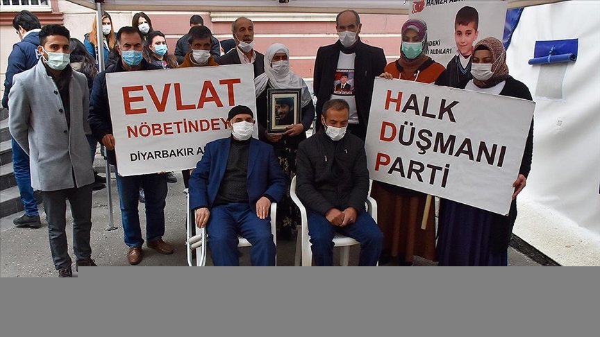 Diyarbakır annelerinin oturma eylemine iki aile daha katıldı