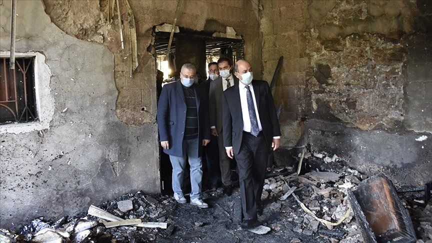 Türkiye’nin Beyrut Büyükelçisi Hakan Çakıl, protestolarda ateşe verilen Trablusşam Belediyesini ziyaret etti