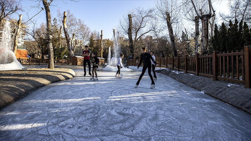 Kuğulu Park’ta buz pateni
