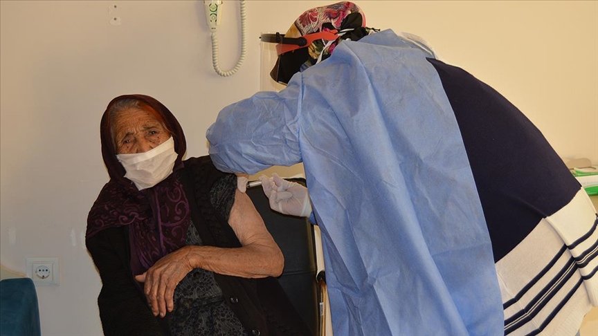 Gaziantep’te 111 yaşındaki Fatma Tıraş’a CoronaVac aşısı yapıldı