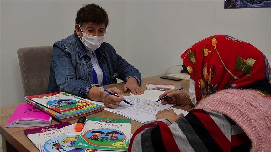 Huzurevinde 71 yaşındaki oda arkadaşını okuma yazma öğreterek hayata bağladı