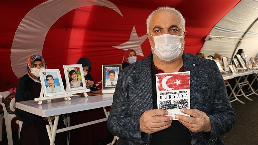 Evlat nöbetindeki baba Diyarbakır annelerinin yaşadıklarını kitaplaştırdı