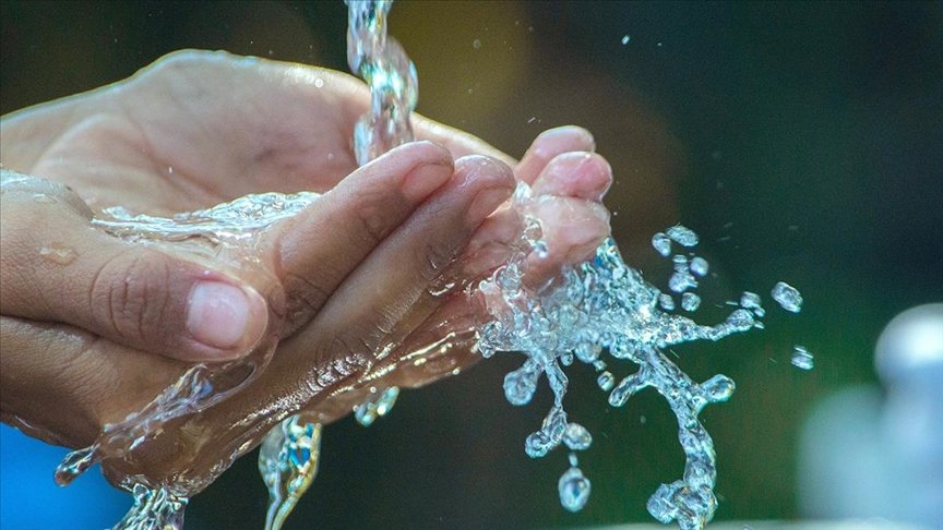 ‘Çocukların günde 1,5 litre, yetişkinlerde kadınların 2 litre, erkeklerin 2,5 litre su içmesi gerekiyor’