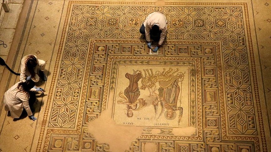 Zeugma Mozaik Müzesi’ndeki eserler ‘cerrah’ hassasiyetiyle temizlenerek geleceğe aktarılıyor