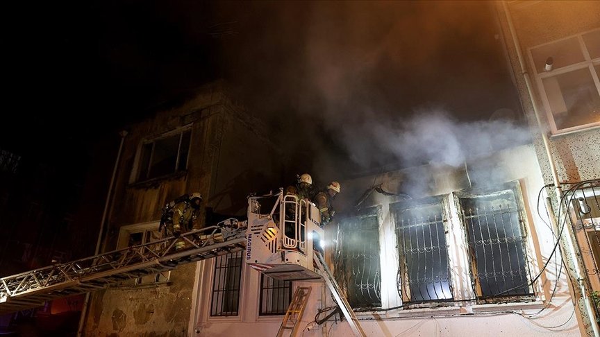 Fatih’te iki katlı binada çıkan yangın söndürüldü