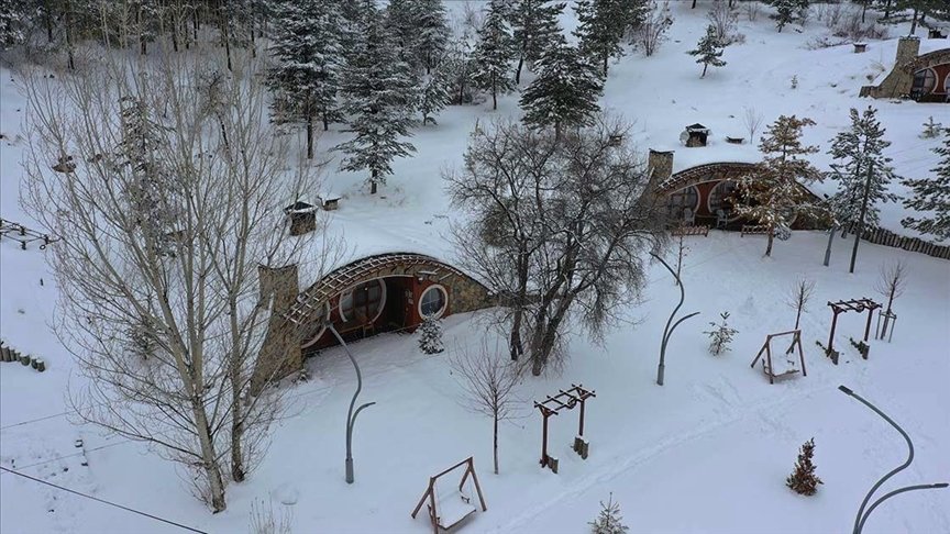 Sivas’ta kar altındaki ‘Hobbit Evleri’ ilgi görüyor