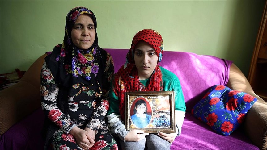 Annesinin sırtında taşıyarak okuttuğu engelli Merve eğitimine devam etmek istiyor