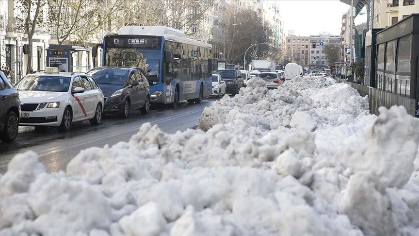 Kar yağışı nedeniyle 1,4 milyar avro zarar oluştuğunu duyuran Madrid Belediyesi “afet bölgesi” ilanı istedi