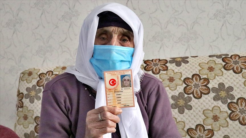 Elazığ’da 102 yaşındaki Şahide Gürbüz koronavirüsü yenmeyi başardı