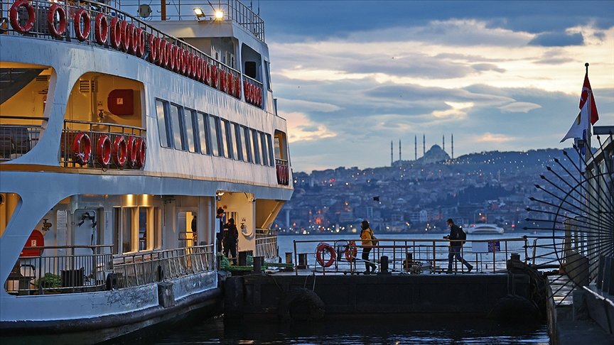 Olumsuz hava koşulları İstanbul Boğazı’nda deniz ulaşımını etkiledi