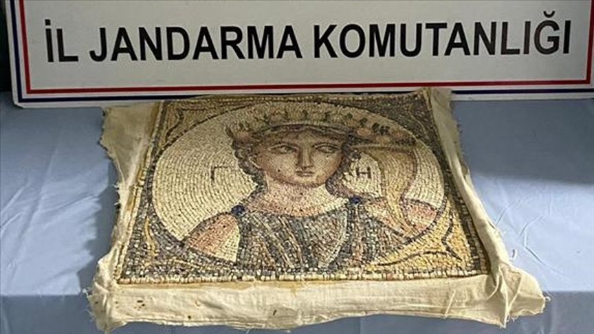 İzmir’de 2 bin yıllık olduğu değerlendirilen mozaik ele geçirildi