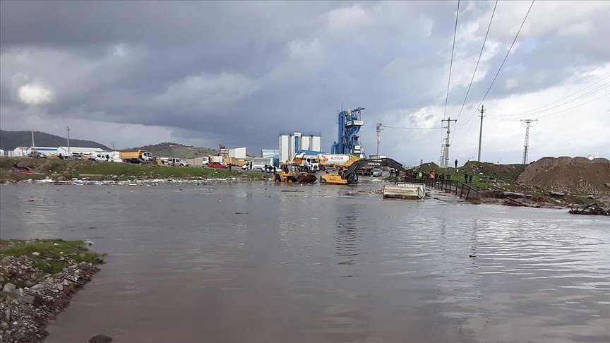 İzmir’de taşkın sularına kapılan araçtaki 3 kişiyi itfaiye kurtardı