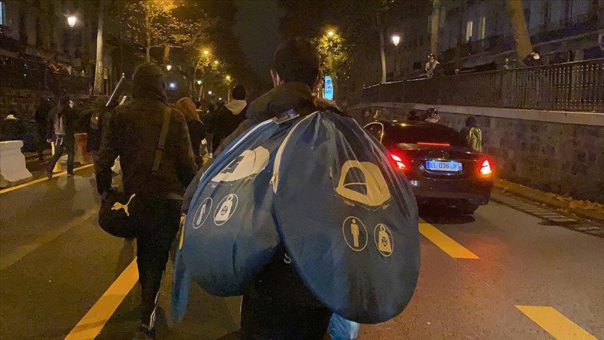 Paris’te soğuktan korunmak için okula sığınan göçmenler kalıcı sığınma yerlerine nakledildi