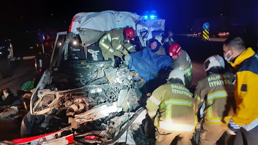 Balıkesir’de işçi servisi tırla çarpıştı 3 kişi öldü, 9 kişi yaralandı