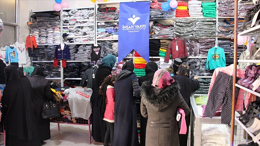 İnsan Vakfı İdlib’deki İyilik Çarşısı’nda iç savaş mağduru 1000 sivile kıyafet dağıttı