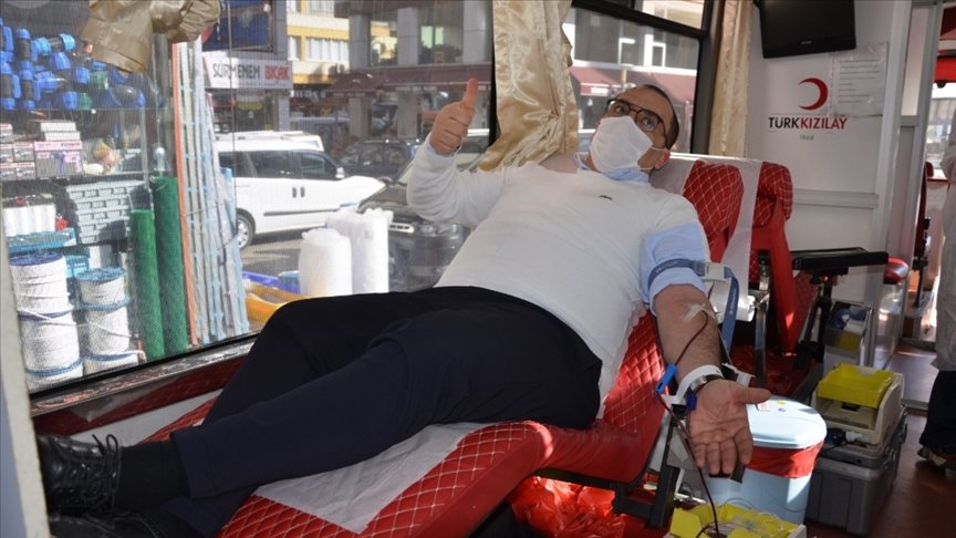 Trabzon’da kan bağışında bulunanlara Sürmene bıçağı hediye edildi