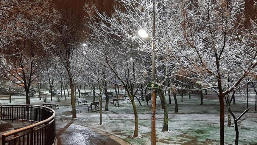 İstanbul’un yüksek kesimlerinde kar yağışı devam ediyor