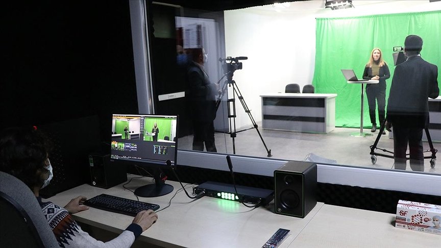Manisa’da öğretmenler lisede kurulan stüdyodan EBA’ya içerik üretiyor