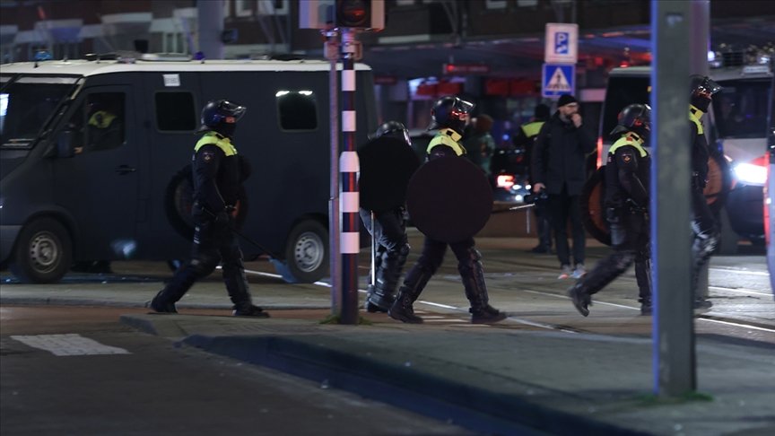 Hollanda’da sokağa çıkma kısıtlamasının dördüncü gününde protestolar sürüyor