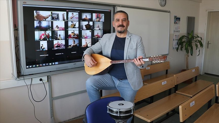 Gönüllü öğretmen bağlama derslerini çevrimiçi ortama taşıdı