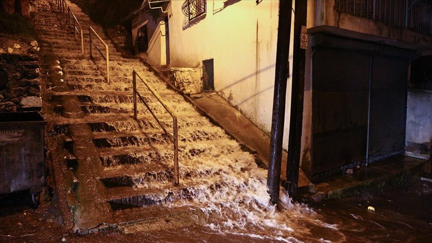 İzmir’de sağanak etkili oluyor