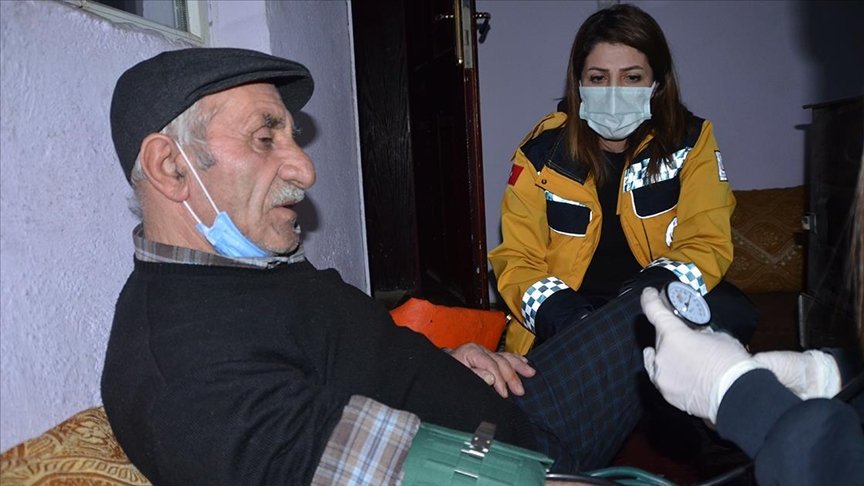 Hakkari’de yolu kardan kapanan köydeki kalp hastasının yardımına ekipler yetişti