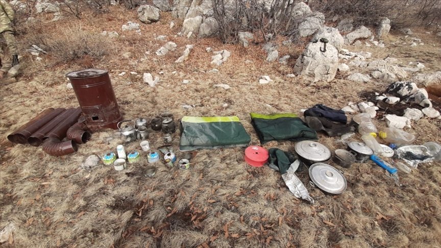 Malatya’da kırsal alanda teröristlere ait yaşam malzemeleri bulundu