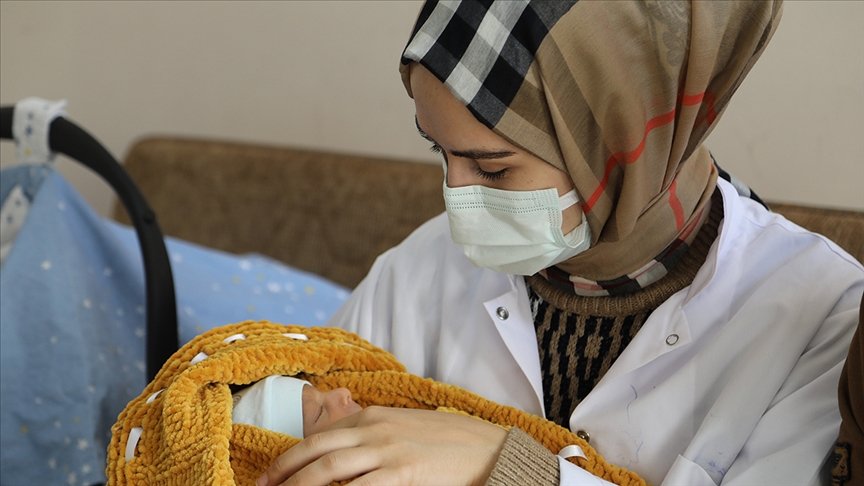 Hamileyken Kovid-19’a yakalanan hemşirenin bebeği sağlıkla dünyaya geldi