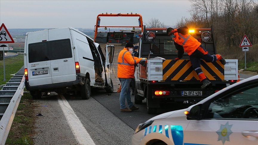 Kırklareli’nde sığınmacıları taşıyan midibüs ile tır çarpıştı: 1 ölü, 21 yaralı