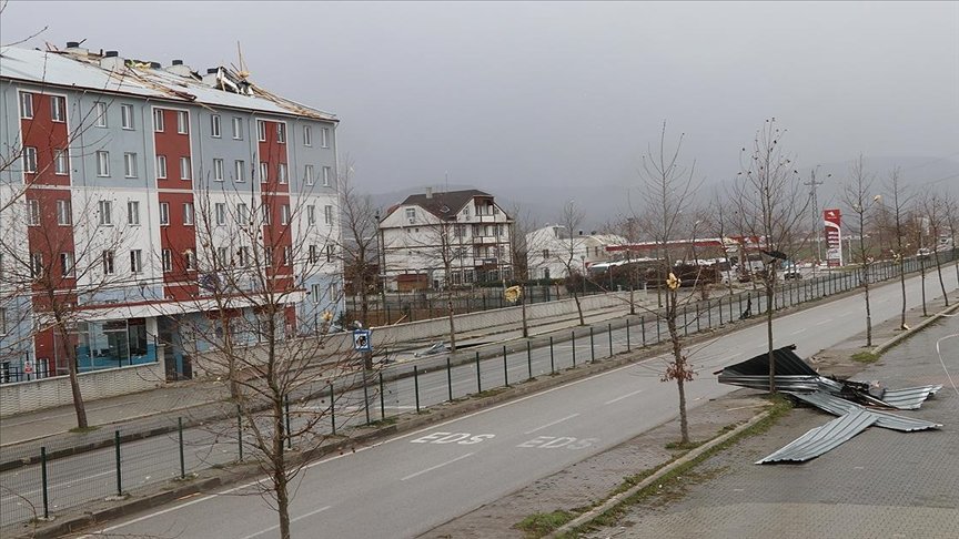 Bolu’da fırtınada çatılar uçtu, ağaçlar devrildi