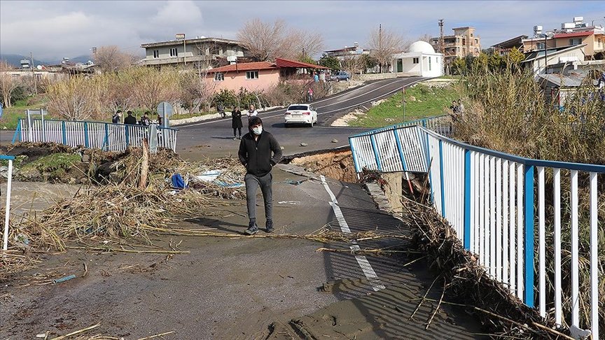 Hatay’da sağanak ve kuvvetli rüzgar nedeniyle bir köprü zarar gördü, tarım arazileri su altında kaldı