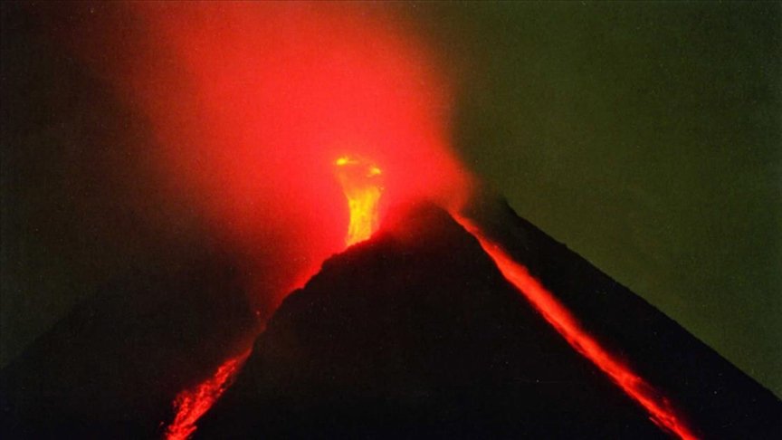 Endonezya’da Merapi Yanardağı’nda son 6 saatte 22 patlama oldu