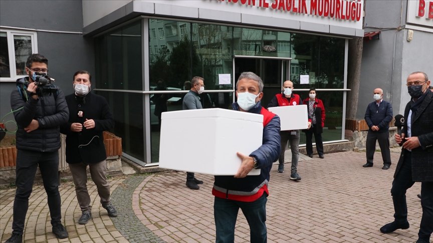 Samsun’da Kovid-19 aşılarının sağlık çalışanlarına yapılmak üzere hastanelere dağıtımına başlandı