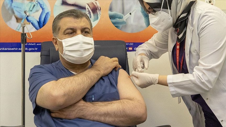 İlk CoronaVac aşısı Sağlık Bakanı Koca’ya yapıldı