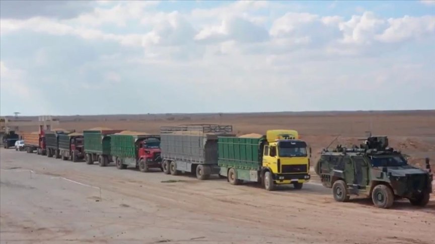 Barış Pınarı Harekatı’yla PKK/YPG’den kurtarılan köyün silolarındaki tahıl bölge halkına dağıtılıyor