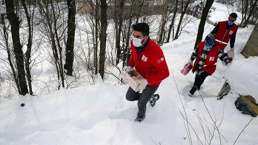 Bitlis’te gönüllü gençler karlı yolları aşarak çocukların ve ailelerin yüzünü güldürüyor