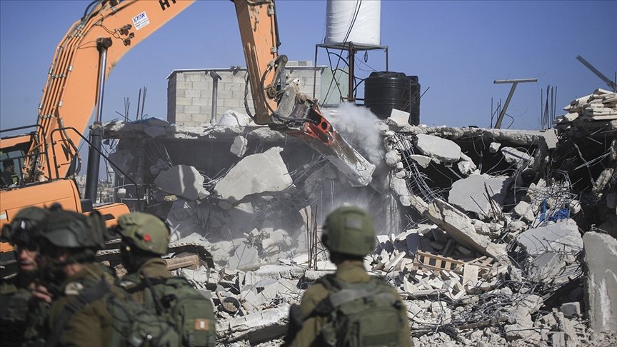 İsrail askerleri Batı Şeria’da Filistinlilere ait bir evi yıktı