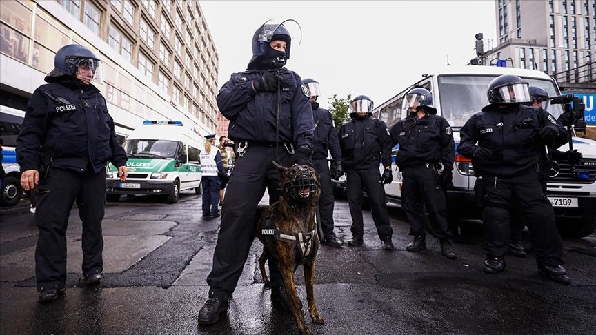 Almanya’da polis 17 yaşındaki Türk kızını ve babasını hastanelik etti