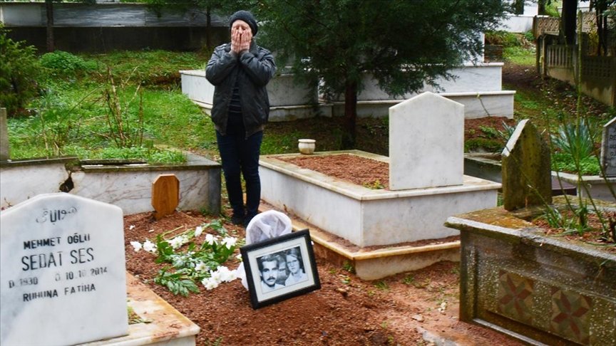 Kovid-19 nedeniyle yitirdiği eşinin mezarına her gün çiçekle gidiyor