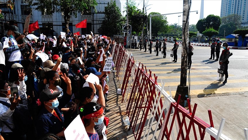 Myanmar’da polis darbe karşıtı protestoculara plastik mermiyle müdahale etti