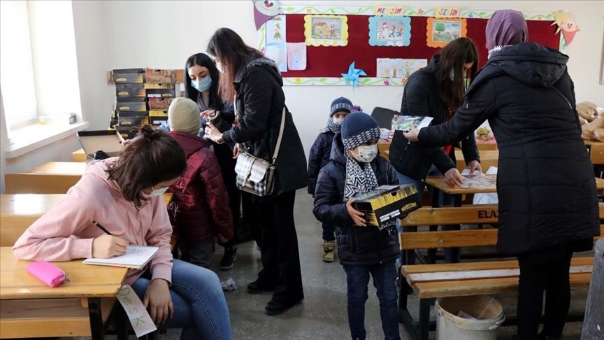 Gönüllü gençler köy okullarını yüz yüze eğitime hazırlıyor