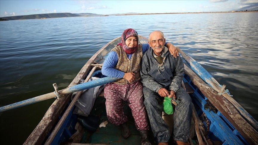 Ekmeklerini balıktan çıkaran Aydınlı çift, 40 yıldır birlikte kürek çekiyor