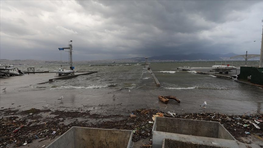 İzmir’de etkili olan rüzgar ve fırtına nedeniyle deniz taştı