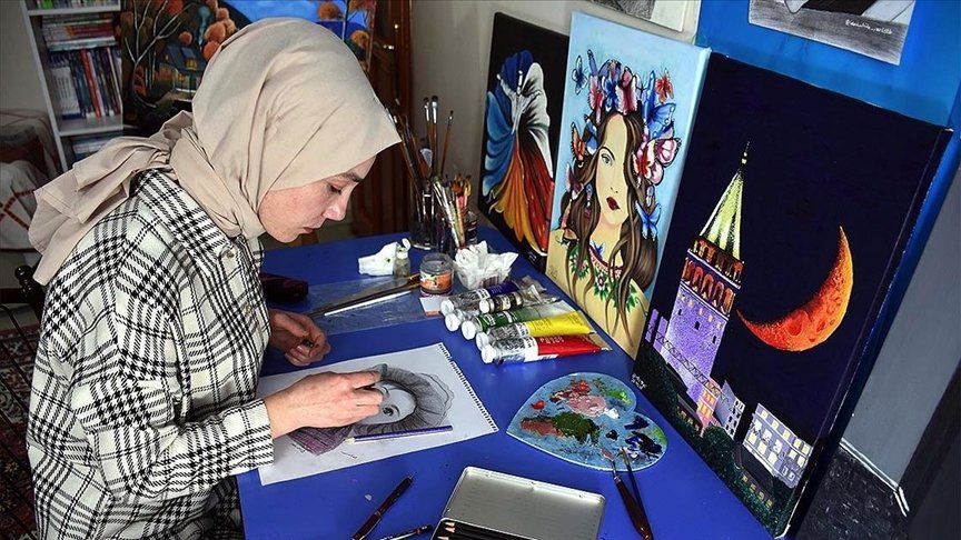 Muşlu genç kız atölyeye dönüştürdüğü odasında yaptığı resimlerle dikkati çekiyor
