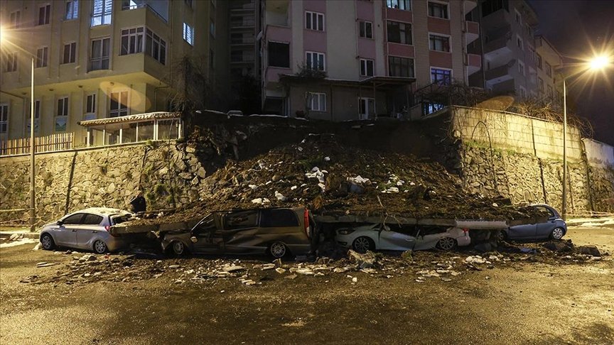 Kağıthane’de istinat duvarının çökmesi sonucu 4 araç zarar gördü