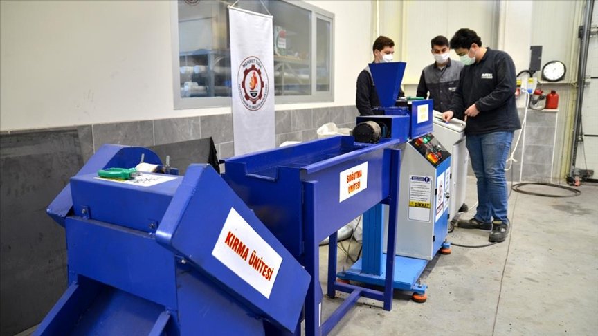 Meslek liseliler plastik atıkları paraya dönüştürüyor
